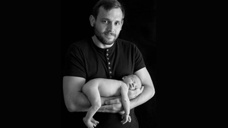 Baba oğulun verdiği pozlar internette viral oldu.