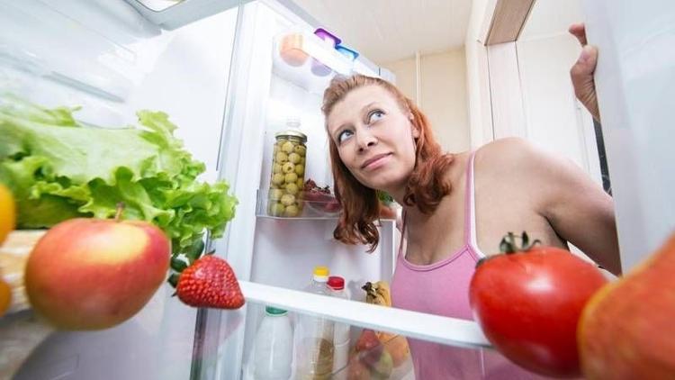 Gece salata ve meyve tüketmeyin!