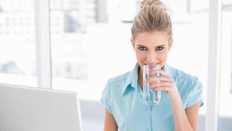 Alkali su ile yaza fit bir vücutla girin
