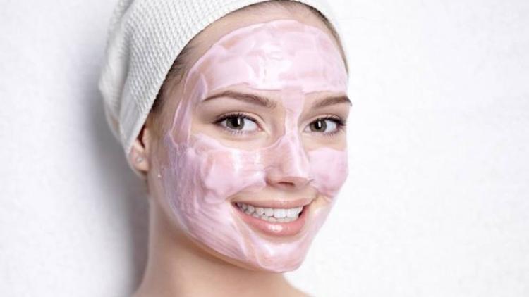 Çilek maskesi ile peeling etkisi!