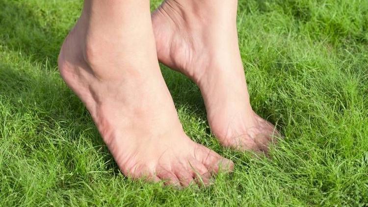 Yalnızca 5 dakika çıplak ayakla çimene basın