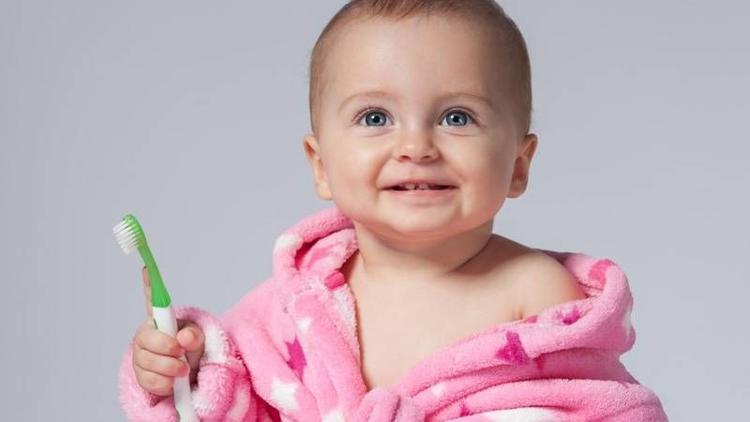 Bebek dişindeki süt artıkları mutlaka temizlenmeli