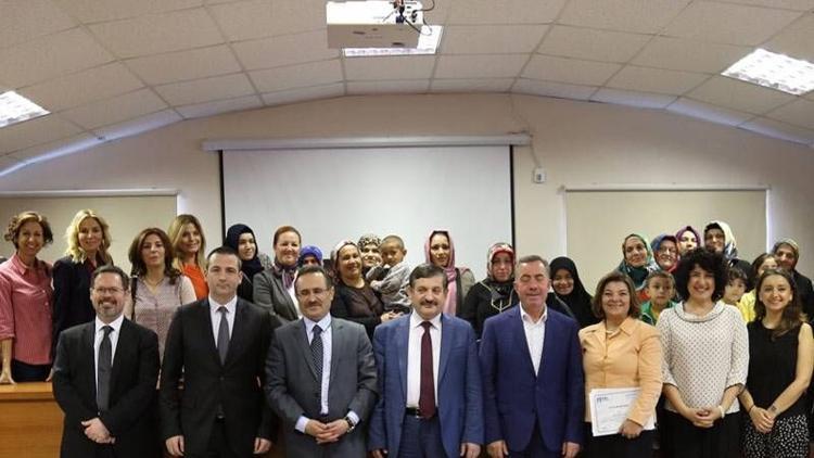 SEV Amerikan Koleji kadınlarla el ele