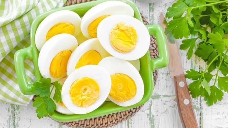 Yumurtayı kaynadıktan sonra 4 dakika pişirin