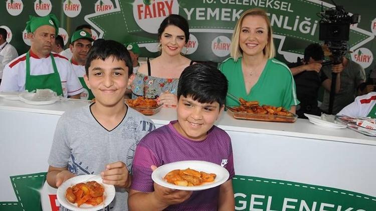 Korunmaya muhtaç çocuklar için bulaşık yıkadılar