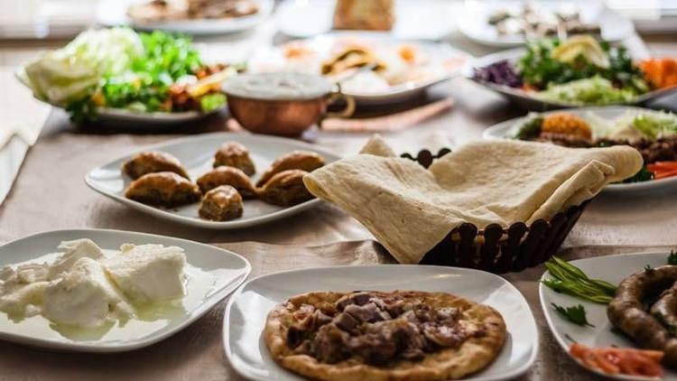 Ziyafetlerden en az kaloriyle kalkmanın ipuçları!