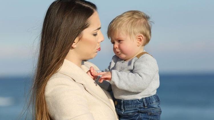 Tek ebeveynli çocukların hayatında büyük değişiklikler yapılmamalı