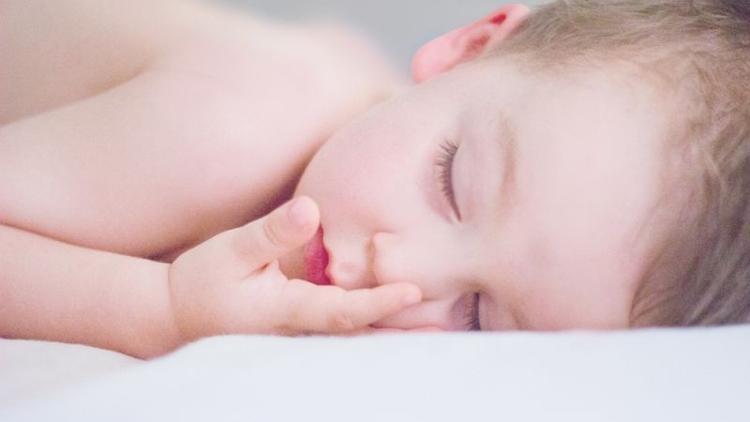 Bebeklerin gece boyunca kesintisiz uyuması neden önemli?