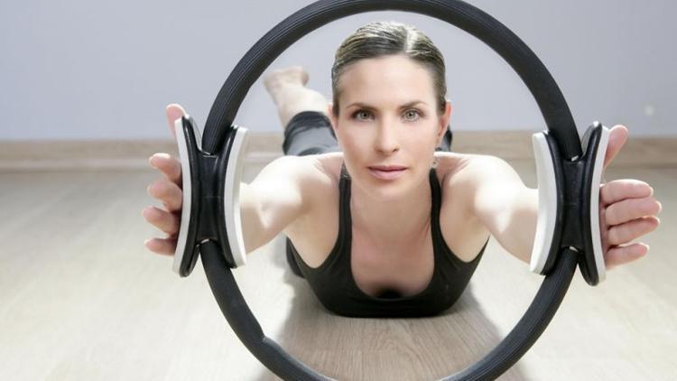 Sihirli pilates çemberi (Magic pilates circle) sıkılaşmaya yardımcı