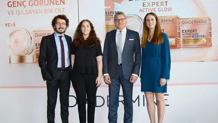 Diadermine, yeni serisi Expert Active Glow’u tanıttı.