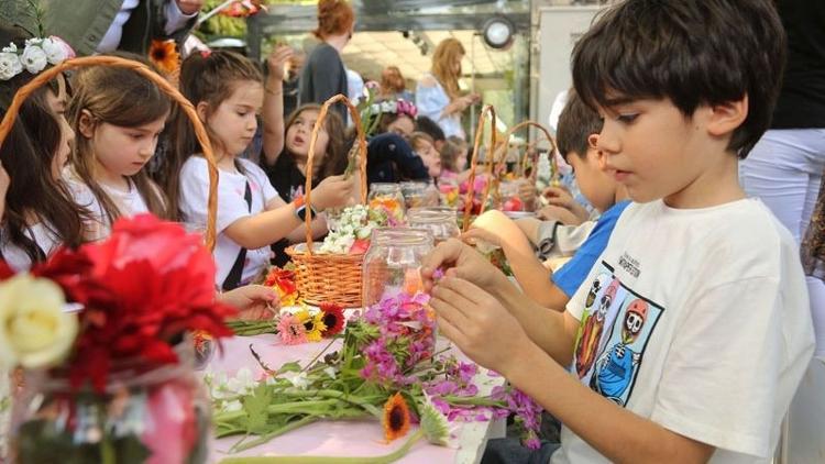 Yeni Vernel Max tanıtıldı, minikler anneleri için koku tasarladı...