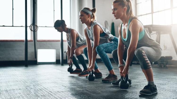 Kettlebell (çaydanlık dambıl) swing hareketi nasıl yapılır?