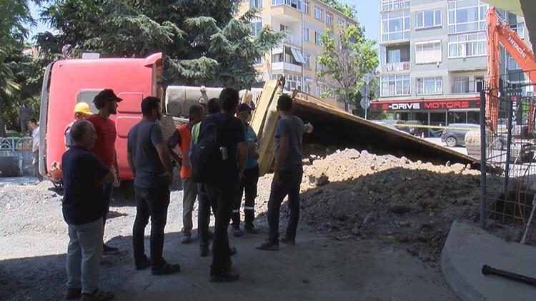 Bakırköy'de hafriyat kamyonu devrildi