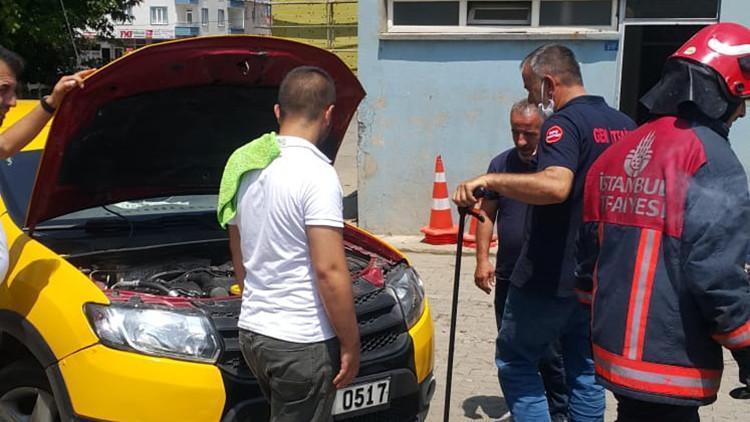 Taksinin motor bölümüne giren 1,5 metrelik yılanı itfaiye çıkardı