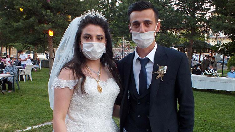 Şehit kardeşi dünya evine tedbirli düğünle girdi