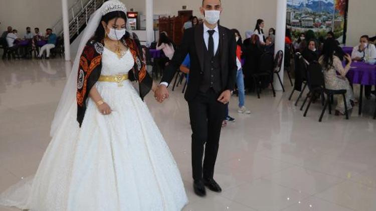Hakkari'de sosyal mesafeli ilk aşiret düğünü