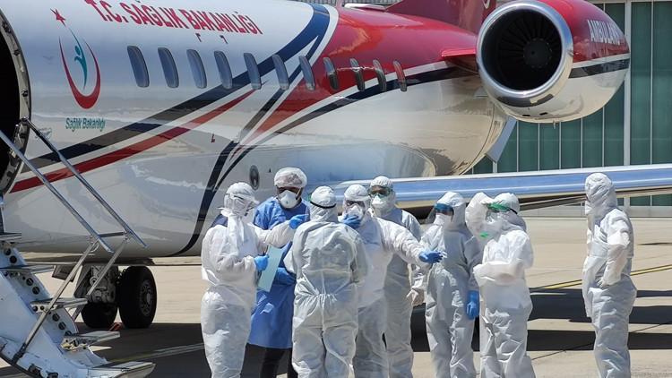 Son dakika haberler: Koronavirüs hastalarını getiren ambulans uçak Atatürk Havalimanı'na indi
