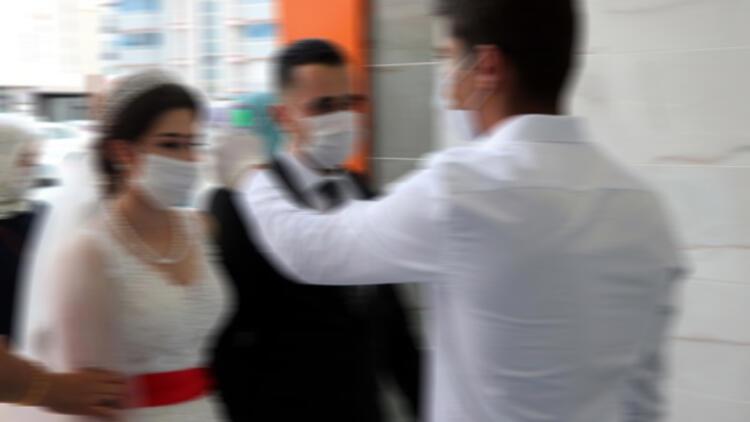 Düğün sonrası gelin ve damat dahil 5 kişide koronavirüs tespit edildi