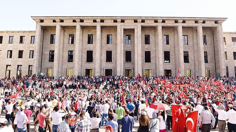 Meclis darbeye karşı tek yumruk oldu