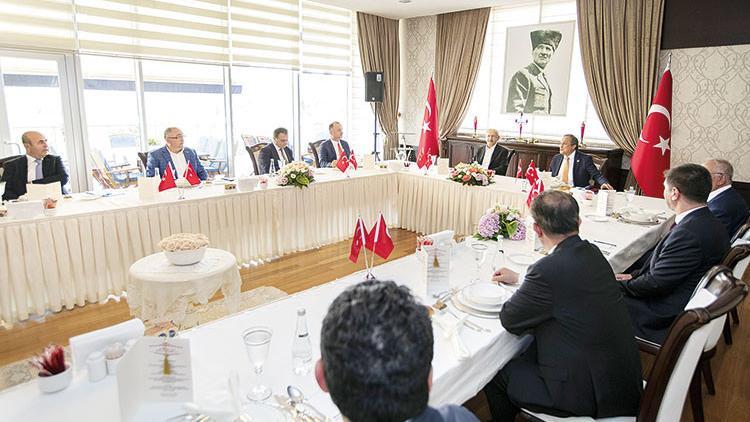 Siyaseti bize bırakın