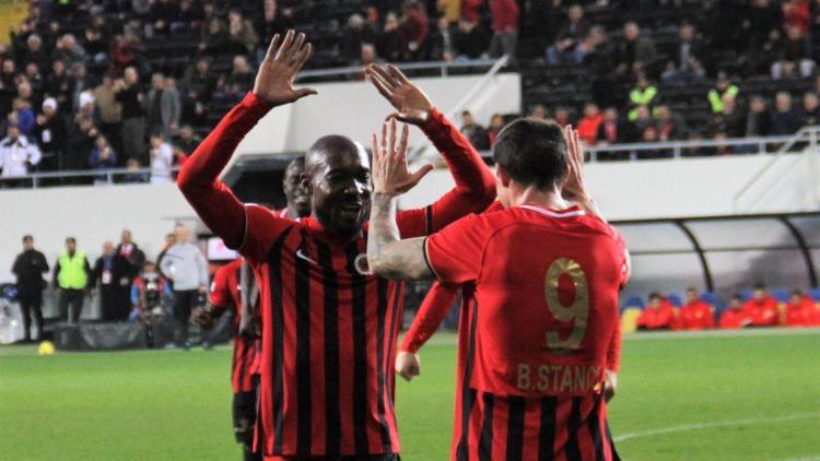 Gençlerbirliği lige tutunmayı başardı! Gol yükünü Stancu-Sio ikilisi çekti...