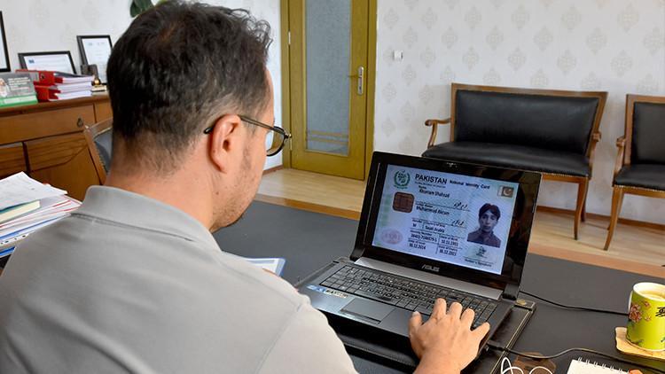 Van Gölü'nde teknenin battığı tarihten beri haber alamadıkları yakınlarını arıyorlar