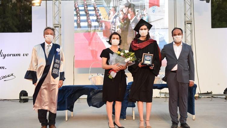Babasının okulunu birincilikle bitirdi doktor oldu