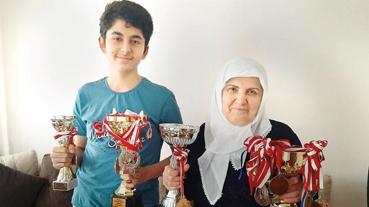 LGS şampiyonunun en iyi oyun arkadaşı: Süper anneanne