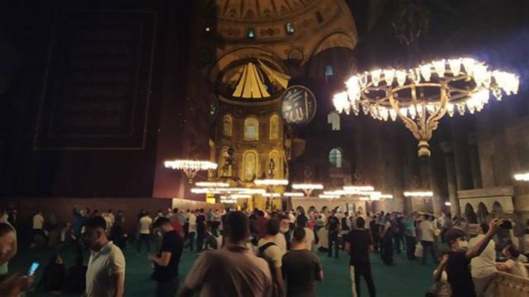 Ayasofya-i Kebir Cami-i Şerifi'ne ilgi ikinci gece de devam etti