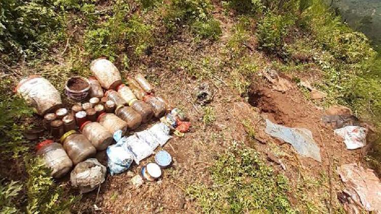 Amanoslar'da PKK sığınağında yaşam malzemeleri ele geçti