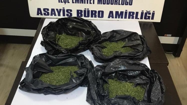 İzmir'de poşetteki uyuşturucuyla polise yakalandı