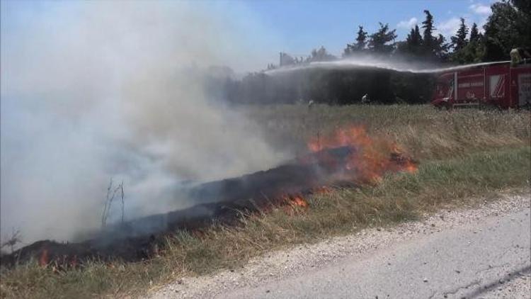 Silivri'de yangına müdahale eden itfaiye aracı çamura saplandı