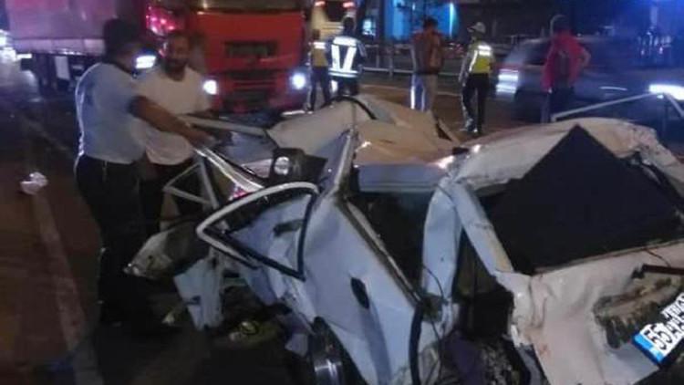 TIR'ın çarptığı otomobil hurdaya döndü: 1 ölü, 2 yaralı