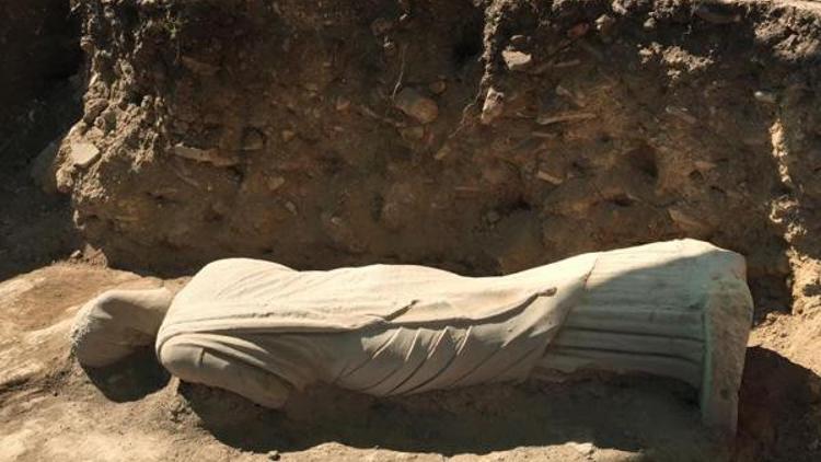 Perge'de 1700 yıllık kadın heykeli bulundu