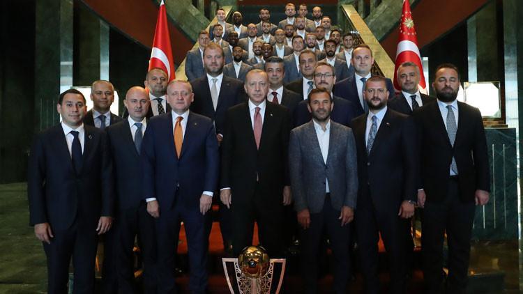 Son Dakika | Cumhurbaşkanı Recep Tayyip Erdoğan, Süper Lig şampiyonu Başakşehir'i kabul etti