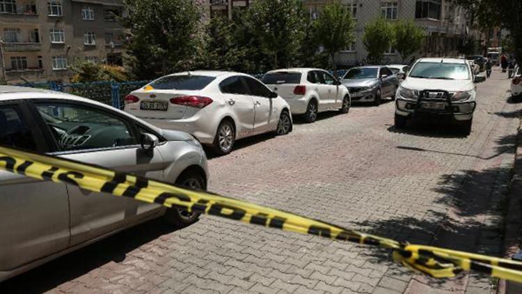 Sultangazi'de "dur" ihtarına uymayan şüpheliler polis aracına çarpıp kaçtı