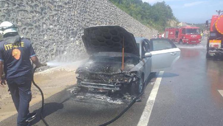 Motoru alev alan otomobil, kullanılamaz hale geldi