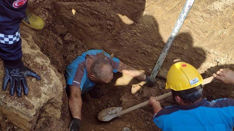 Toprak altında kaldı, itfaiye ekipleri kurtardı