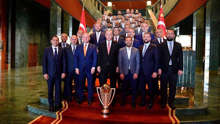 Cumhurbaşkanı Erdoğan, şampiyon Başakşehir'i kabul etti: Sizinle gurur duydum