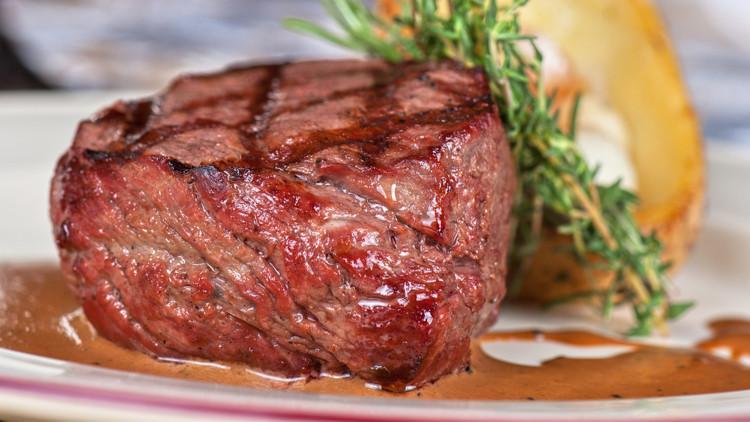 Bayramda eti öğlen yiyin, yanında bol salata tüketin