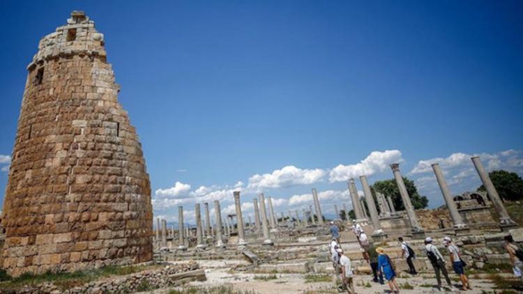 Perge'de 1700 yıllık kadın heykeli bulundu