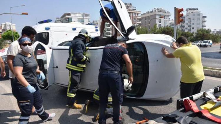 Devrilen otomobilde sıkışan sürücüyü itfaiye kurtardı