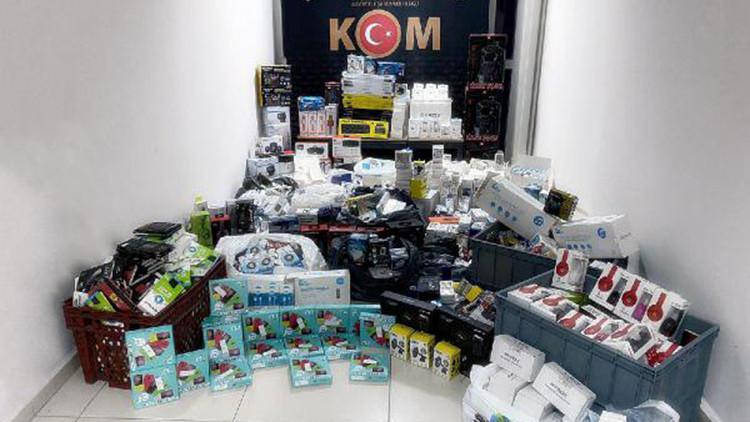 Edirne'de, yurda kaçak sokulan cep telefonları ele geçti