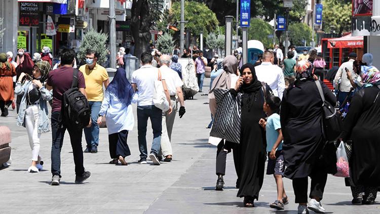 Vaka sayısının arttığı Konya'da, maske ve sosyal mesafe unutuldu