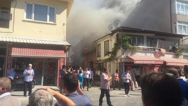 Sakarya'da yangın... Mahalleli sokağa döküldü