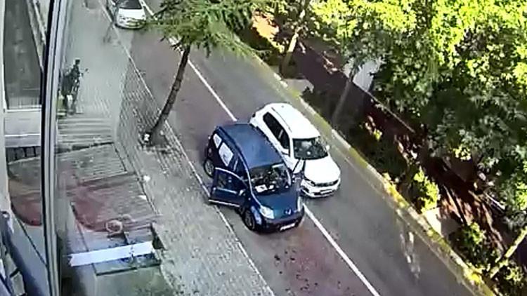 Park halindeki araca çarpıp kaçtı! Kaza anı kameraya yansıdı