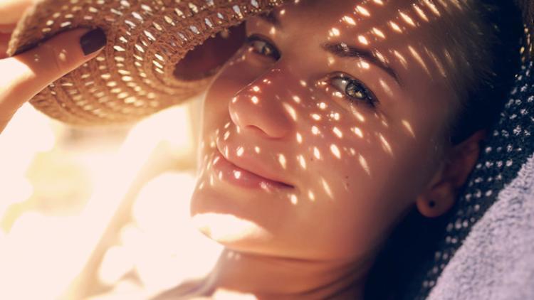 Pandemide havuz mu deniz mi tercih edilmeli? Güneşlenirken maske takılmalı mı?