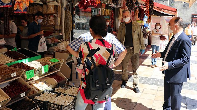 Kayseri Valisi'nden caddede maske ve sosyal mesafe uyarısı
