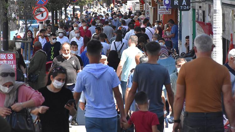 Sivas'ta bayram alışverişinde sosyal mesafe unutuldu