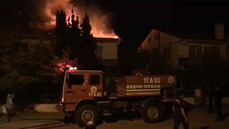 Barbeküden sıçradı, yazlığın çatısını alev alev yaktı